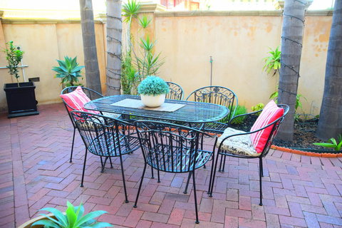 Grand Bluestone Mansion - Accommodation Broadbeach 17