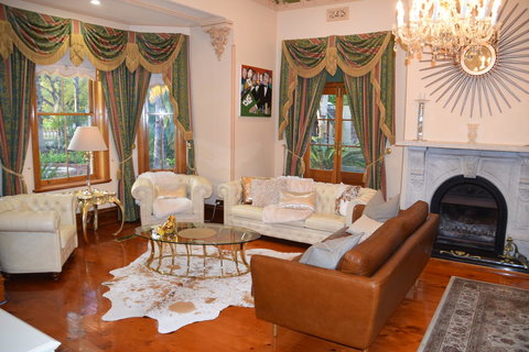 Grand Bluestone Mansion - Accommodation Broadbeach 4