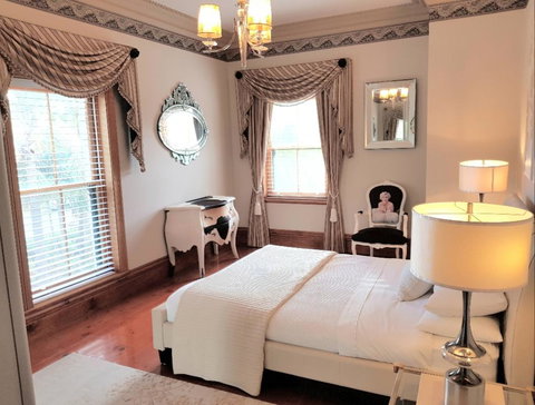 Grand Bluestone Mansion - Accommodation Broadbeach 14