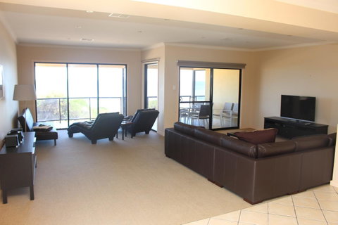 The Lighthouse - Beachfront Accommodation - Accommodation Broadbeach 2