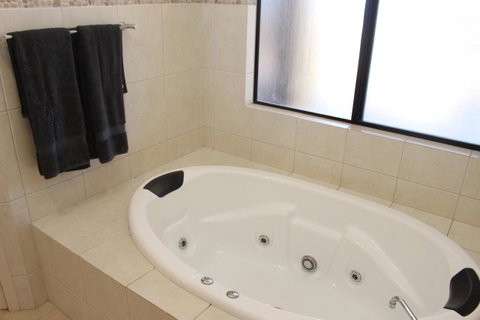 The Lighthouse - Beachfront Accommodation - Accommodation Broadbeach 4