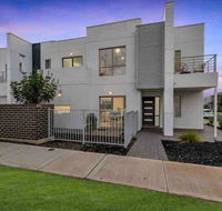 MODERN SPACIOUS 3 BR HOME - NEAR BEACH  AIRPORT - Accommodation Broadbeach