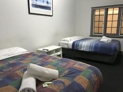 The Emperors Crown Hostel - Accommodation Broadbeach 8