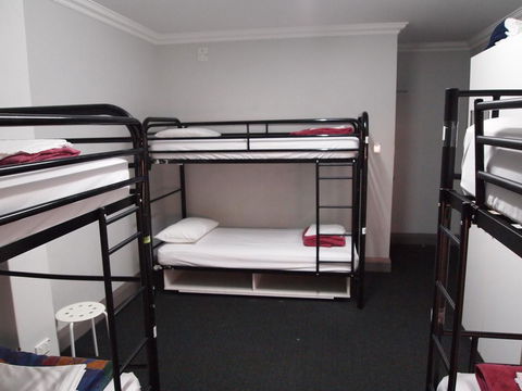 The Emperors Crown Hostel - Accommodation Broadbeach 11