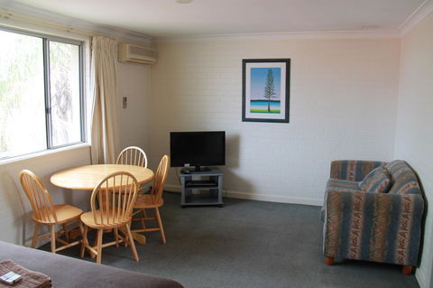 Malibu Apartments - Perth - Accommodation Broadbeach 12