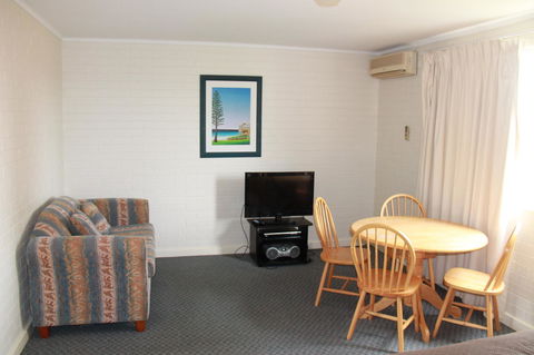 Malibu Apartments - Perth - Accommodation Broadbeach 7