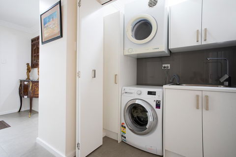 Armidale Cottage - House 2 - Accommodation Broadbeach 14
