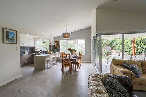 Armidale Cottage - House 2 - Accommodation Broadbeach 16