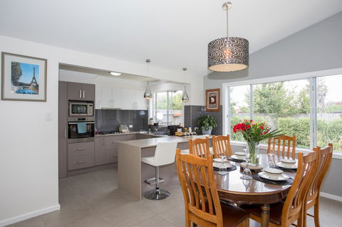 Armidale Cottage - House 2 - Accommodation Broadbeach 18
