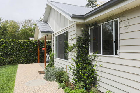 Armidale Cottage - House 2 - Accommodation Broadbeach 2