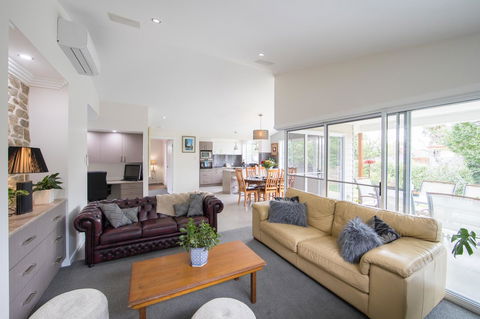 Armidale Cottage - House 2 - Accommodation Broadbeach 19