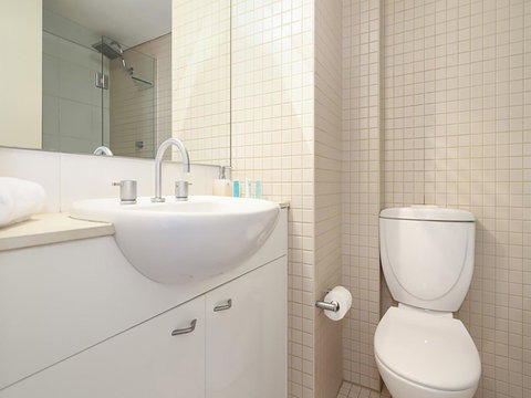 Lower Bridge And Sails - Executive 2BR Darlinghurst Apartment With Balcony And Rooftop Views - Accommodation Broadbeach 10