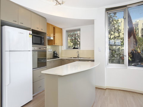 Lower Bridge And Sails - Executive 2BR Darlinghurst Apartment With Balcony And Rooftop Views - Accommodation Broadbeach 3