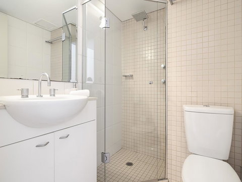 Lower Bridge And Sails - Executive 2BR Darlinghurst Apartment With Balcony And Rooftop Views - Accommodation Broadbeach 9