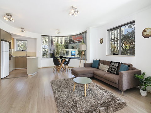 Lower Bridge And Sails - Executive 2BR Darlinghurst Apartment With Balcony And Rooftop Views - Accommodation Broadbeach 0