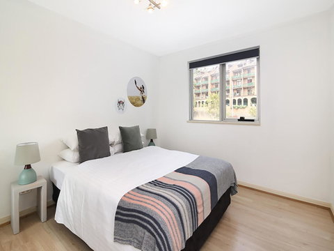 Lower Bridge And Sails - Executive 2BR Darlinghurst Apartment With Balcony And Rooftop Views - Accommodation Broadbeach 7