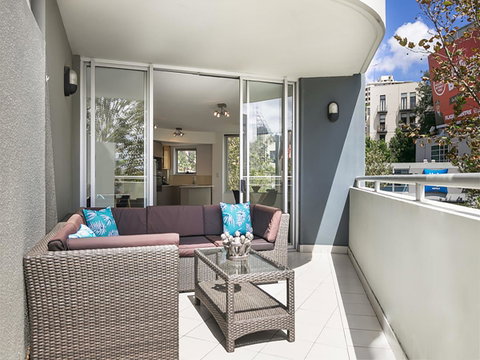 Lower Bridge And Sails - Executive 2BR Darlinghurst Apartment With Balcony And Rooftop Views - Accommodation Broadbeach 5