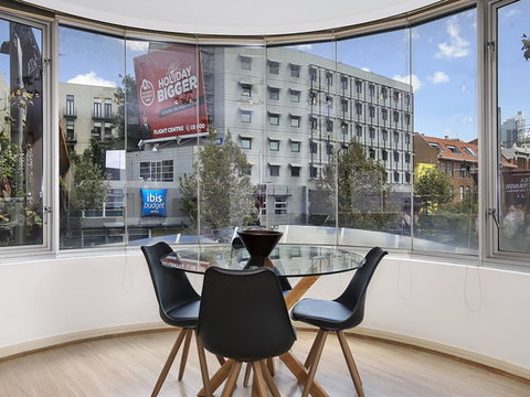 Lower Bridge And Sails - Executive 2BR Darlinghurst Apartment With Balcony And Rooftop Views - Accommodation Broadbeach 1