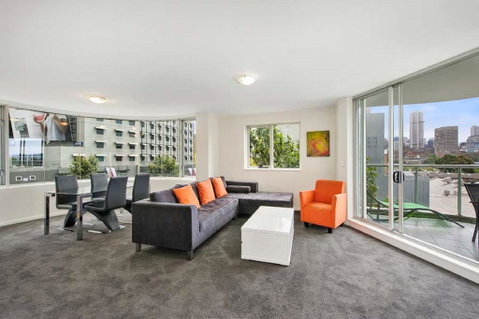 Bridge And Sails - Views Of The Bridge And Opera House From This Executive 2BR Apartment In Darlinghurst - Accommodation Broadbeach 2