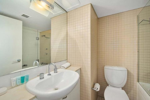 Bridge And Sails - Views Of The Bridge And Opera House From This Executive 2BR Apartment In Darlinghurst - Accommodation Broadbeach 1