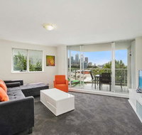 Bridge and Sails - Views of the Bridge and Opera House from this Executive 2BR Apartment in Darlinghurst - Accommodation Broadbeach
