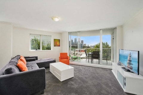 Bridge And Sails - Views Of The Bridge And Opera House From This Executive 2BR Apartment In Darlinghurst - Accommodation Broadbeach 0