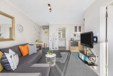 Bright Central Pad With Rooftop Pool, Gym & Parking - Accommodation Broadbeach 1