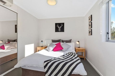 Bright Central Pad With Rooftop Pool, Gym & Parking - Accommodation Broadbeach 2