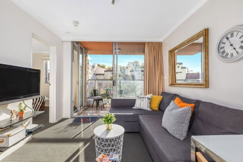 Bright Central Pad With Rooftop Pool, Gym & Parking - Accommodation Broadbeach 0