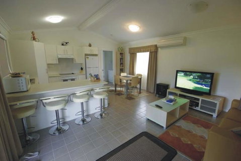 Broke Village Hideaway - Accommodation Broadbeach 3