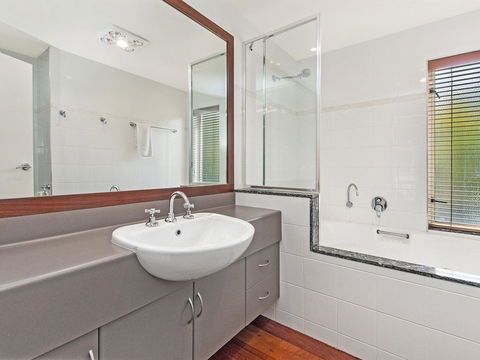 CASTWOOD VILLA No. 1 - Accommodation Broadbeach 3