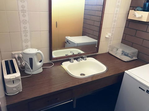 Century Motor Inn - Accommodation Broadbeach 2
