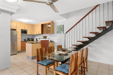 Chic City Apartment With Waterfront Views - Accommodation Broadbeach 3