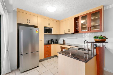 Chic City Apartment With Waterfront Views - Accommodation Broadbeach 2