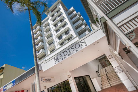 Chic City Apartment With Waterfront Views - Accommodation Broadbeach 1