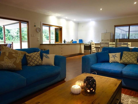 Coconut Beach House - Accommodation Broadbeach 3