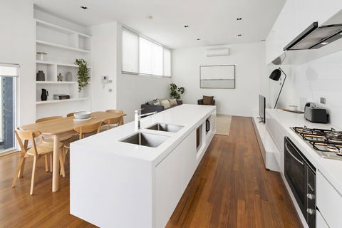 Cogens Two Bedroom Townhouse - Accommodation Broadbeach 3