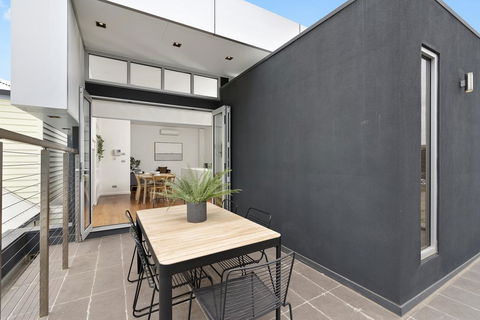 Cogens Two Bedroom Townhouse - Accommodation Broadbeach 2