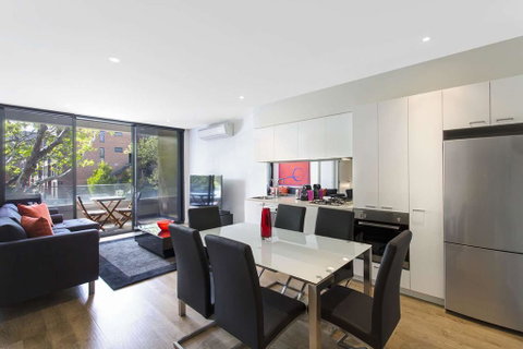 Cosmo Stays - Delightful, Hidden Gem In The Heart Of Carlton - Accommodation Broadbeach 3