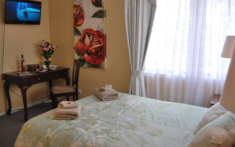 Cutmore Cottages - Meurants Manor - Accommodation Broadbeach 1