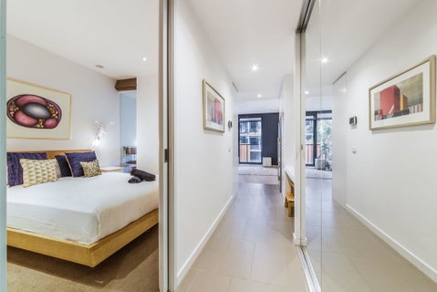 Elegant 1 Bed 1 Bath & Free Parking - Accommodation Broadbeach 0
