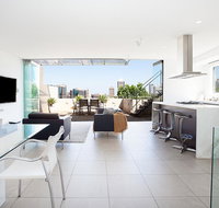 Enjoy Leafy Urban Outlooks in Modern Lifestyle Retreat - Accommodation Broadbeach