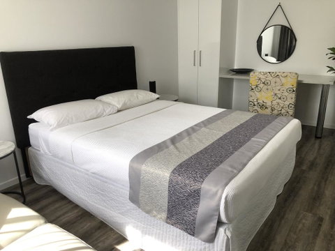 Escape On Lake - Accommodation Broadbeach 0