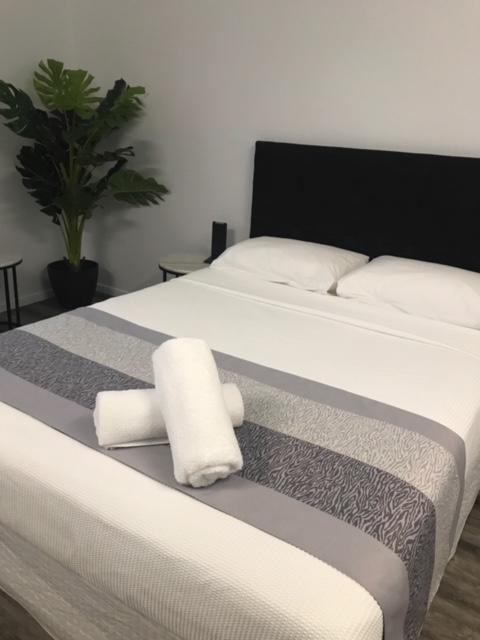 Escape On Lake - Accommodation Broadbeach 2