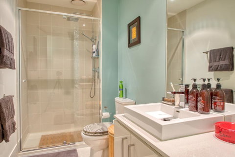 Fitzroy Lifestyle 1 Bed With Pool, Spa, Sauna & Gym - Accommodation Broadbeach 3