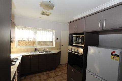 Glenelg Holiday Apartments-Colonial Square - Accommodation Broadbeach 3