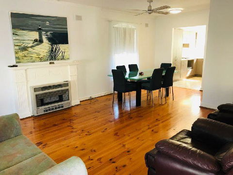 Glenelg Holiday Apartments-Colonial Square - Accommodation Broadbeach 1