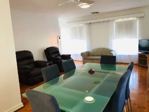 Glenelg Holiday Apartments-Colonial Square - Accommodation Broadbeach 2