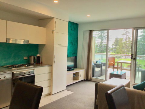 Glenelg Sunset Beach Apartment - Accommodation Broadbeach 2