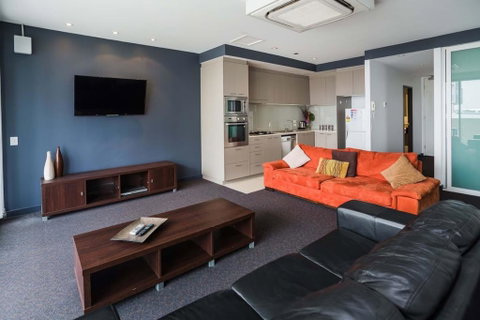 Honeysuckle Executive Suites - Accommodation Broadbeach 3